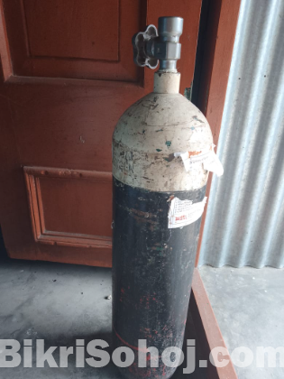 Oxygen cylinder